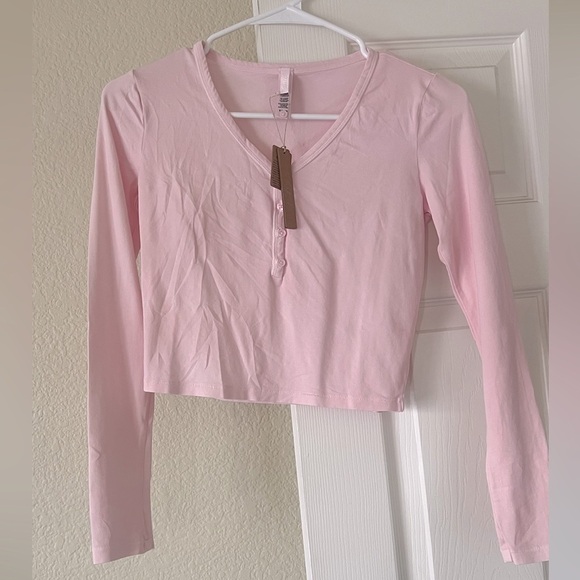 SKIMS cropped Henley in cherry blossom - Picture 2 of 3